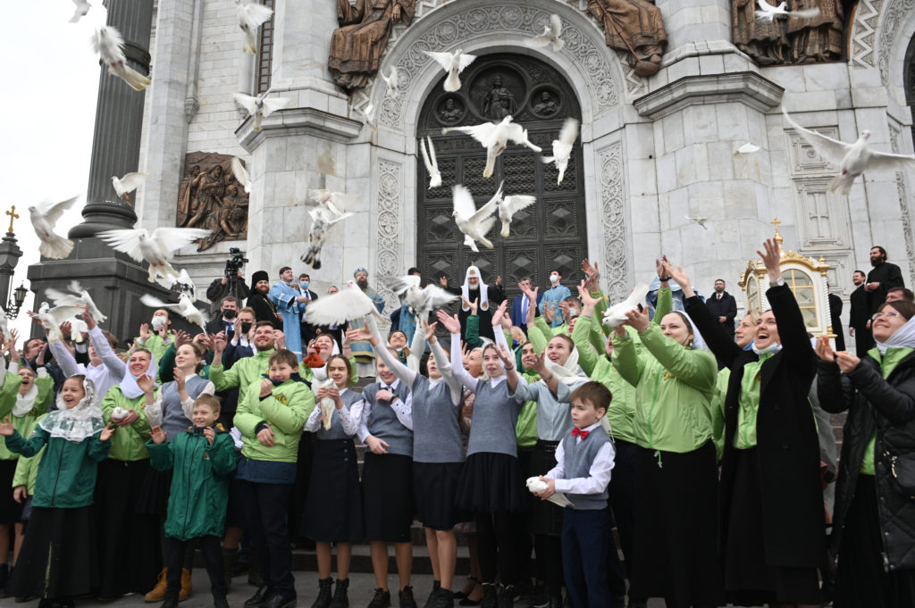 Λευκά περιστέρια στον ουρανό της Μόσχας