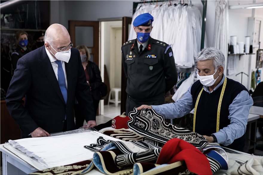 Στην Προεδρική Φρουρά ξεναγήθηκε ο Νίκος Δένδιας