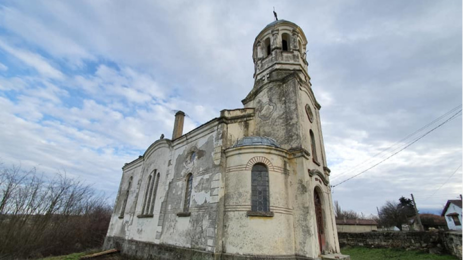 Още 30 000 лева са нужни за ремонт на църквата в село Равна