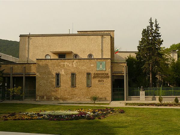 ПРОГРАМА за реда на богослуженията през Страстната седмица и Великденските празници на 2021 година