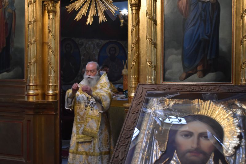 Архиерейска св. Литургия и Велик маслосвет на Велики четвъртък в църквата „Св. Троица“ – Ловеч