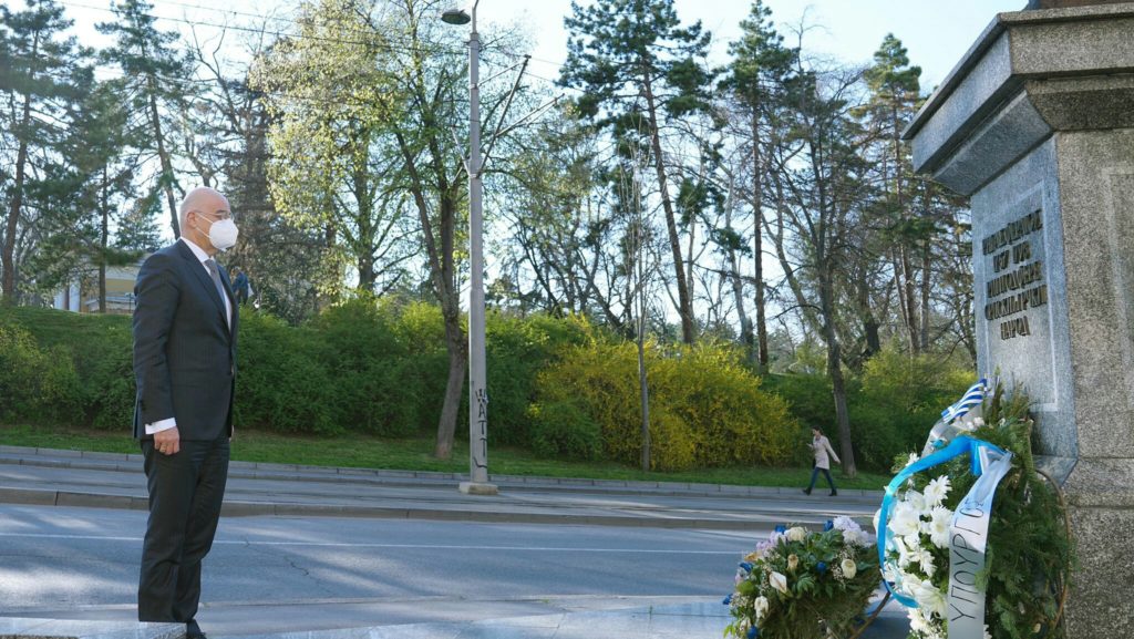 Κατέθεσε στεφάνι ο Ν. Δένδιας στο άγαλμα του Ρήγα Φεραίου