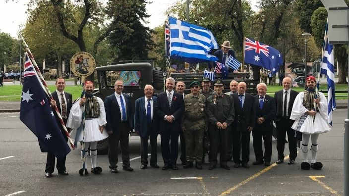 Ένας Ορθόδοξος Ιερέας τιμά τους στρατιώτες του Α’ Π.Π.