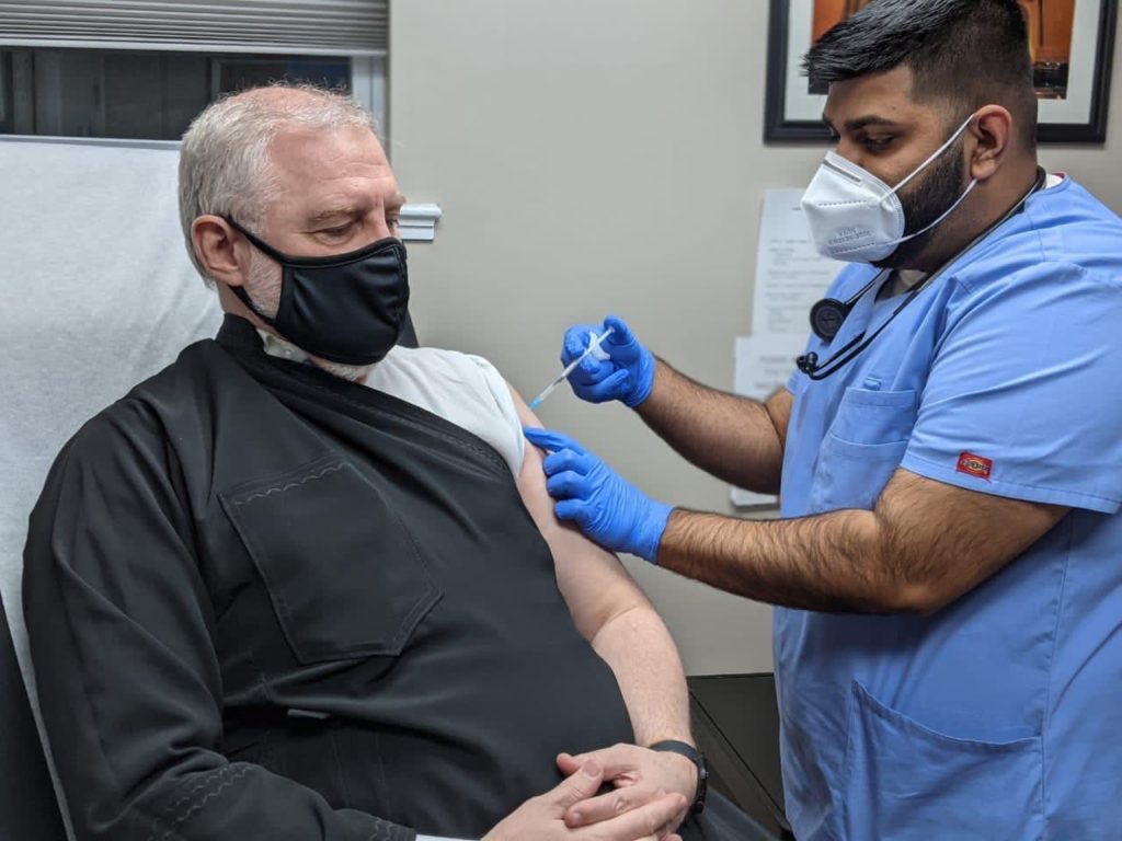 Архиепископът на Америка г-н Елпидофор се ваксинира срещу коронавирус COVID-19