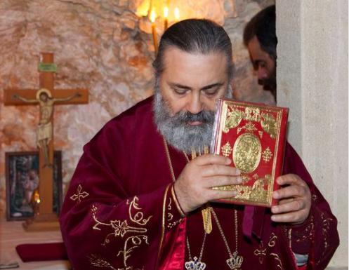 المطران بولس يازجي في لحظة صلاة