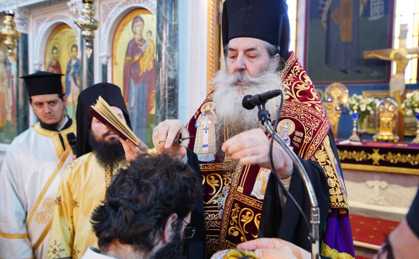 Μοναχική κουρά από τον Μητροπολίτη Πειραιώς Σεραφείμ