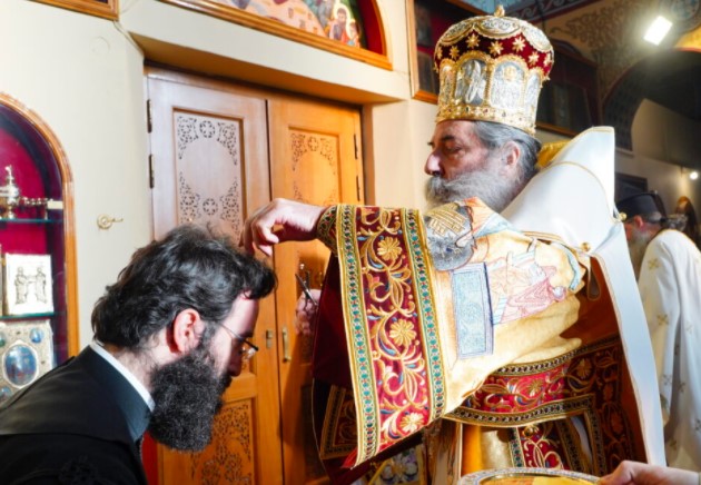 Χειροτονία Διακόνου από τον Μητροπολίτη Πειραιώς