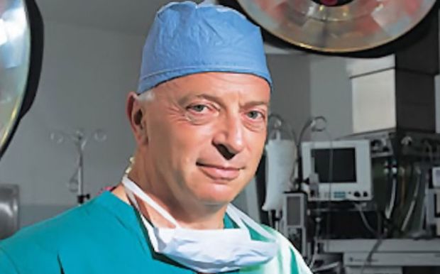 Ανδρέας Τζάκης: “Μπαίνω πάντα στο χειρουργείο με φόβο Θεού”