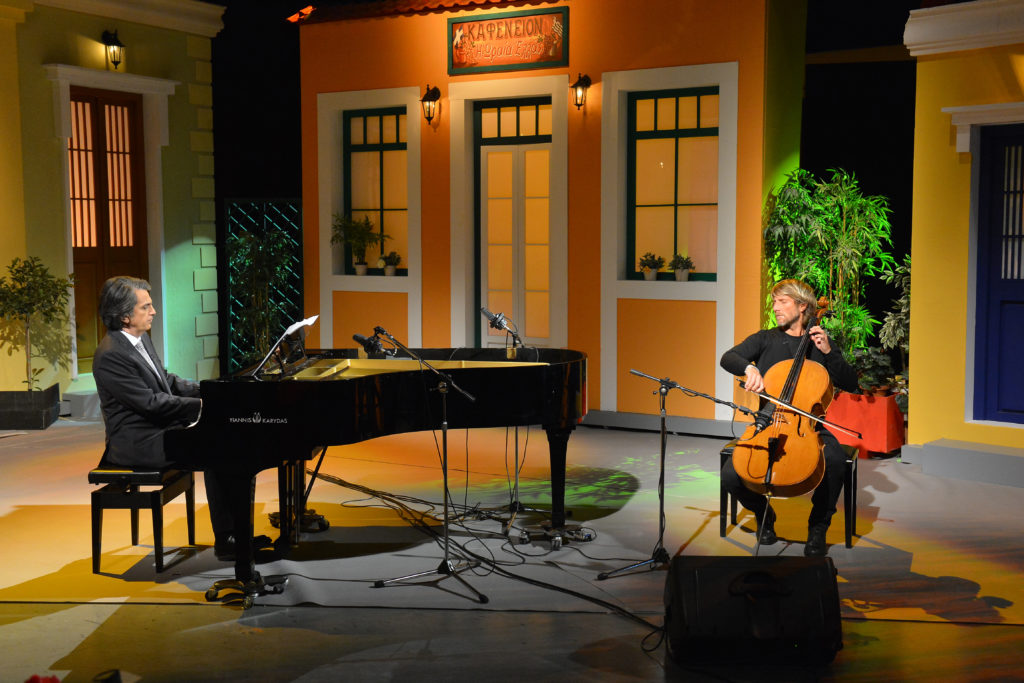 Ο Βασίλης Τσαμπρόπουλος στην “Αυλή των Χρωμάτων”