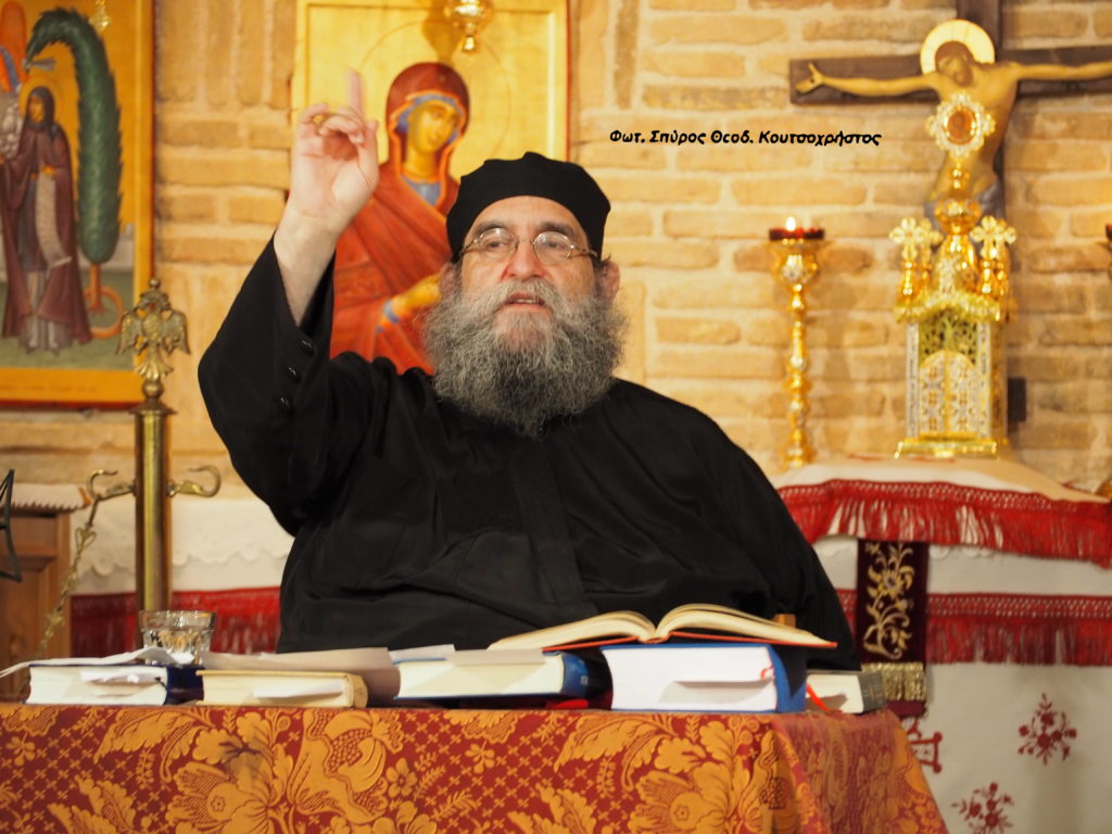 Ο π. Ευάγγελος Παπανικολάου παραχωρεί τα δικαιώματα βιβλίου του