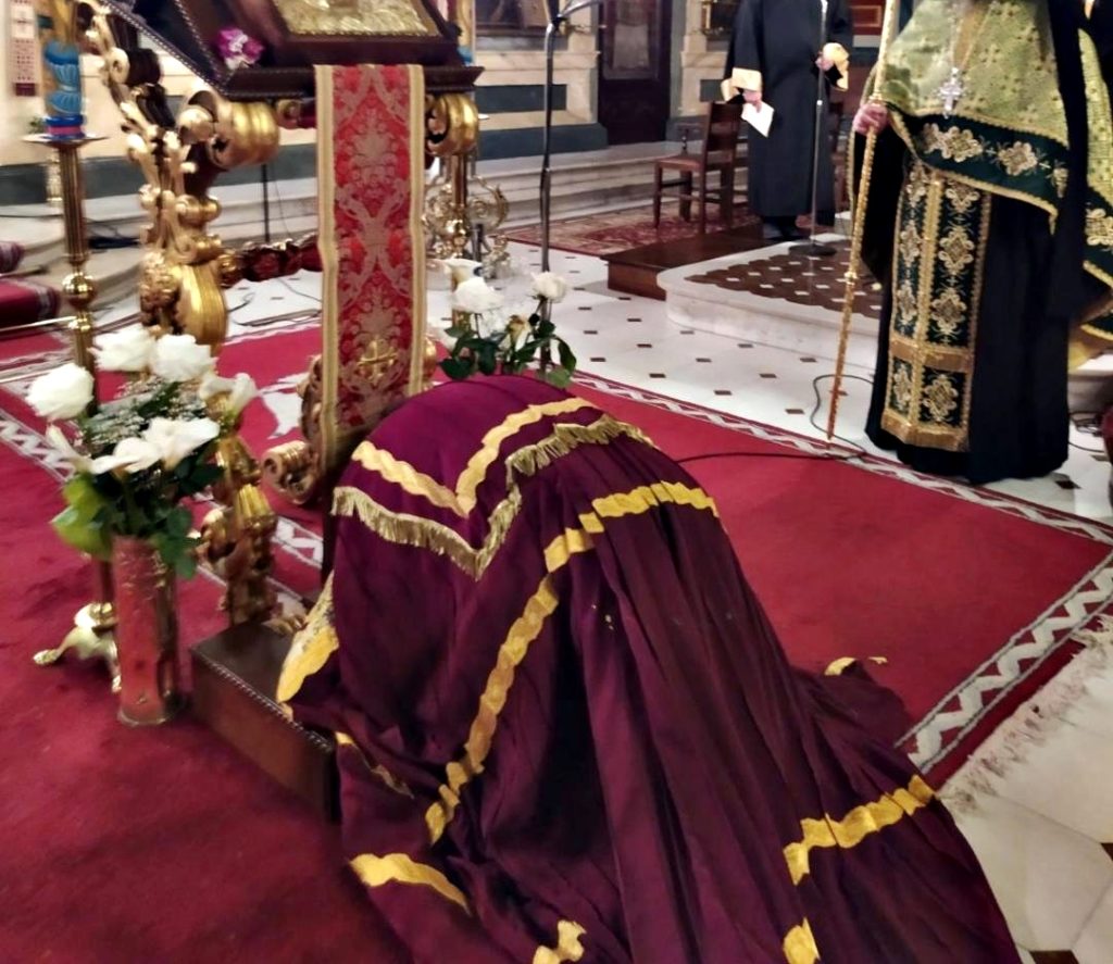 Γονατιστός στην Παναγία ο Πατρών Χρυσόστομος: “Ας αγαπήσουμε την υπακοή στον Θεό”