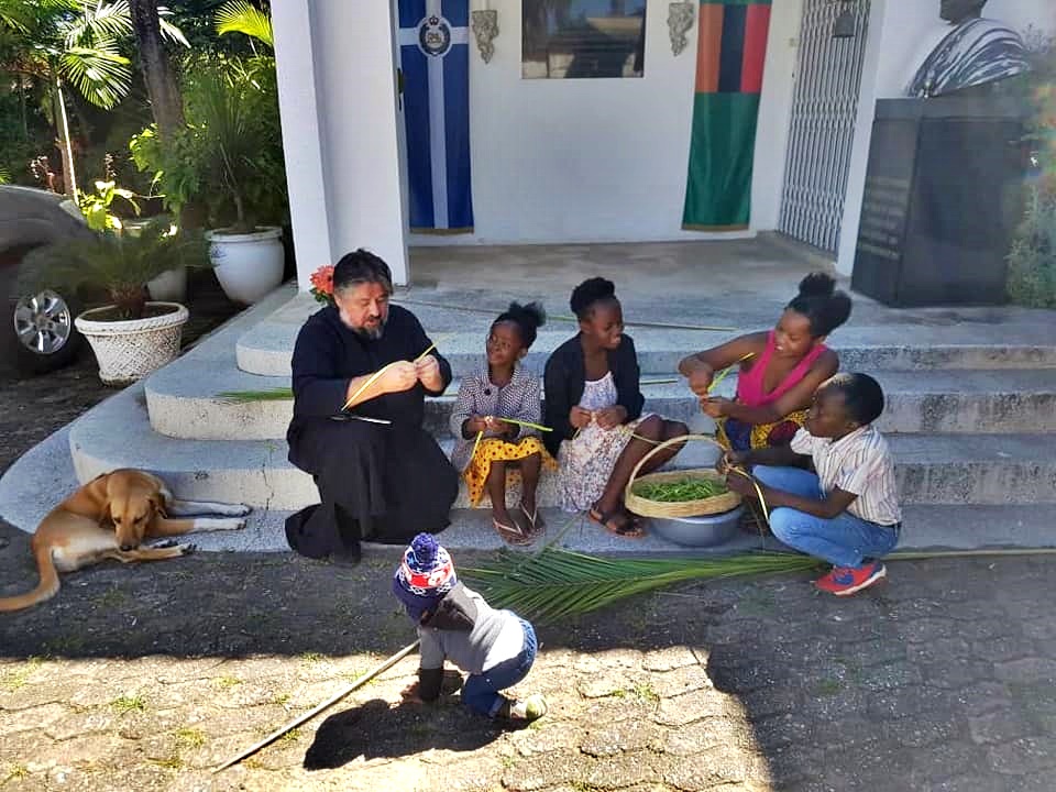 ΖΑΜΠΙΑ: Προετοιμασία των σταυρών της Κυριακής των Βαΐων