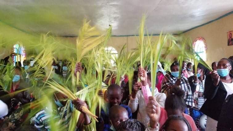 Χορεύουν και τραγουδούν με τα βάγια στα χέρια (ΒΙΝΤΕΟ)