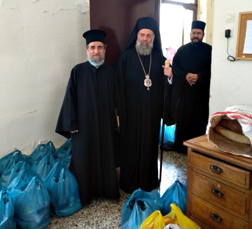 ΚΑΡΔΙΤΣΑ: Διένειμαν τα πασχαλινά δέματα αγάπης