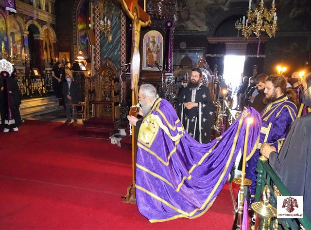 ΣΠΑΡΤΗ: Ασπαζόμενος τους πόδας του Εσταυρωμένου