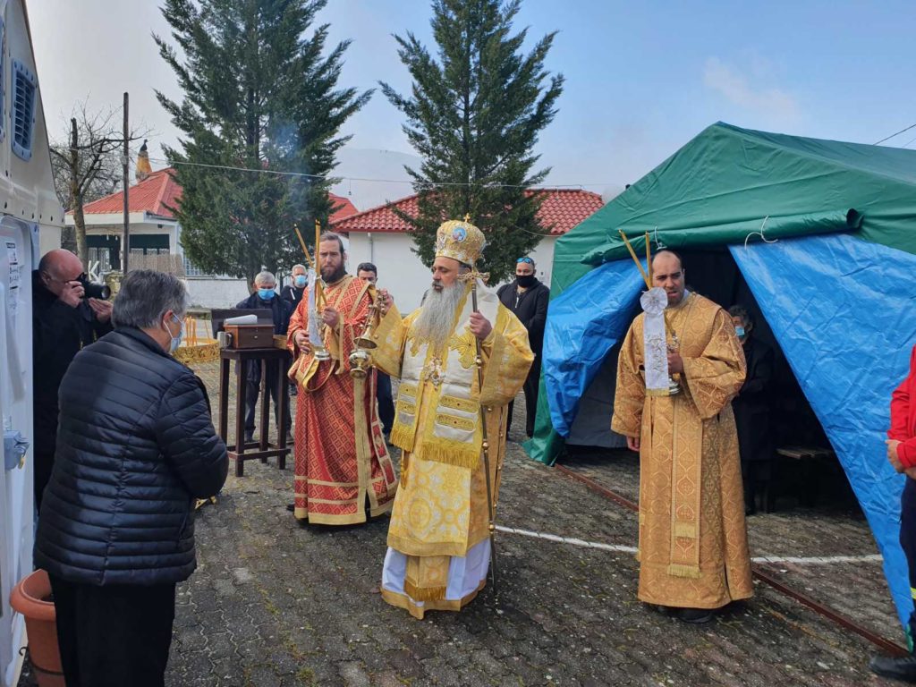 Θεία Λειτουργία σε αυτοσχέδια εκκλησία σε χωριό της Καλαμπάκας