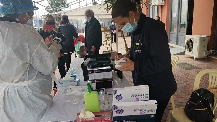 Κορωνοϊός: 3.015 νέα κρούσματα και 831 διασωληνωμένοι