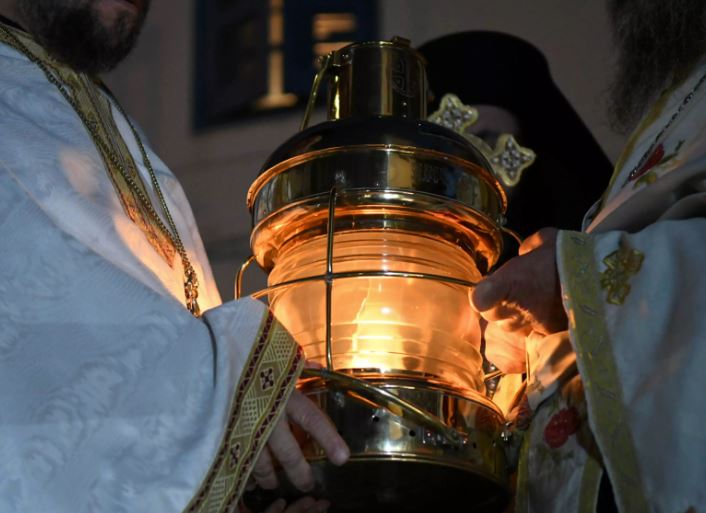 Απόγευμα του Μεγάλου Σαββάτου το Άγιο Φως στην Ελλάδα
