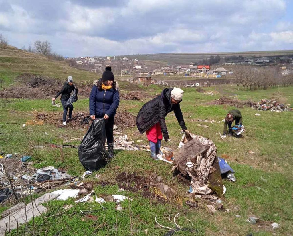 Diaconia: Acţiune de ecologizare şi igienizare în apropierea satului Humuleşti