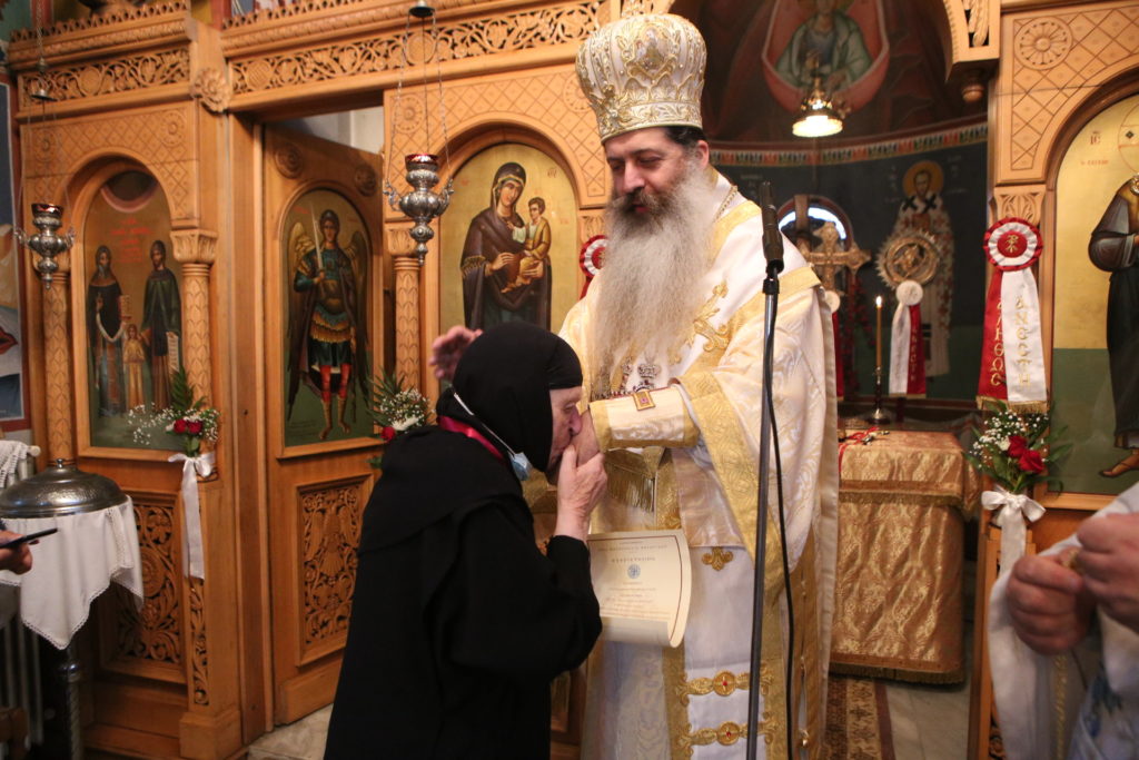 Το Ανώτατο Παράσημο της Ι. Μ. Φθιώτιδος στην Γερόντισσα Χαριτίνη