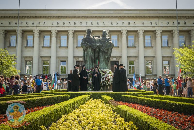 Поднасяне на цветя пред паметника на светите братя Кирил и Методий в София