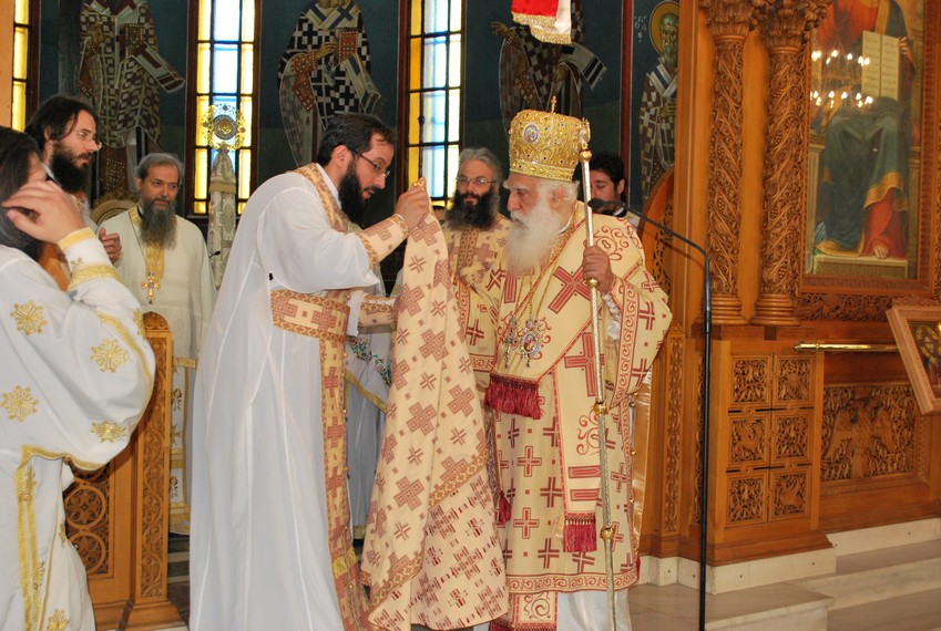 Χειροτονία πρεσβυτέρου από τον Μητροπολίτη Νέας Σμύρνης