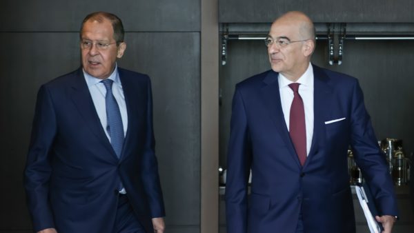 Με αναφορές στους Ισαποστόλους Κύριλλο και Μεθόδιο και τους ιστορικούς δεσμούς Ελλάδας-Ρωσίας η συνάντηση Δένδια-Λαβρόφ στο Σότσι