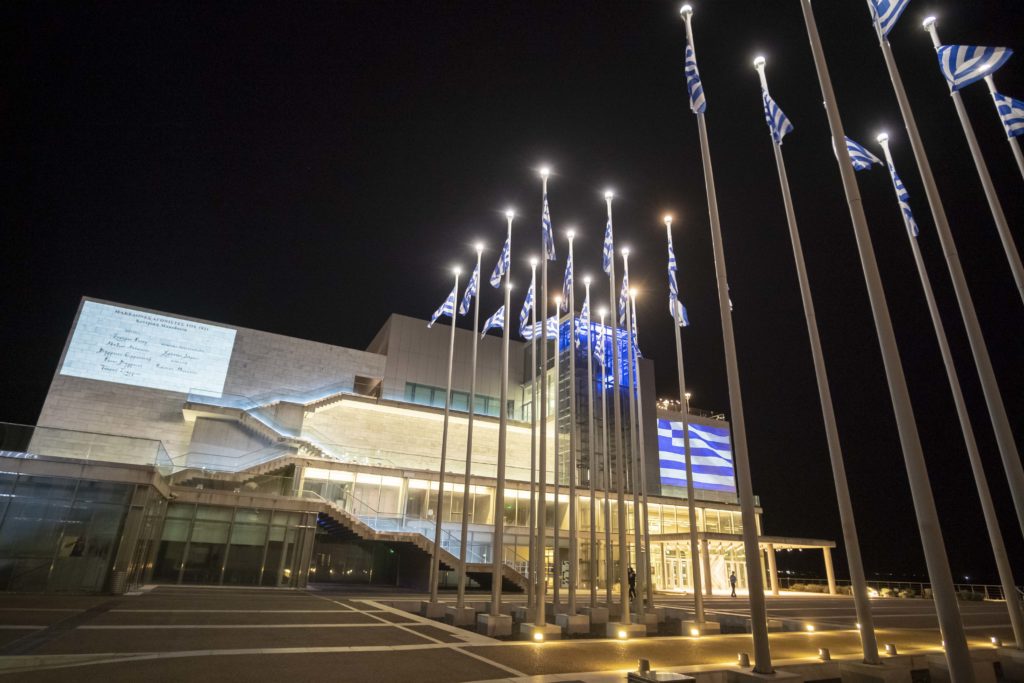 To Mέγαρο Μουσικής Θεσσαλονίκης φωτίστηκε για τα 200 χρόνια από το 1821