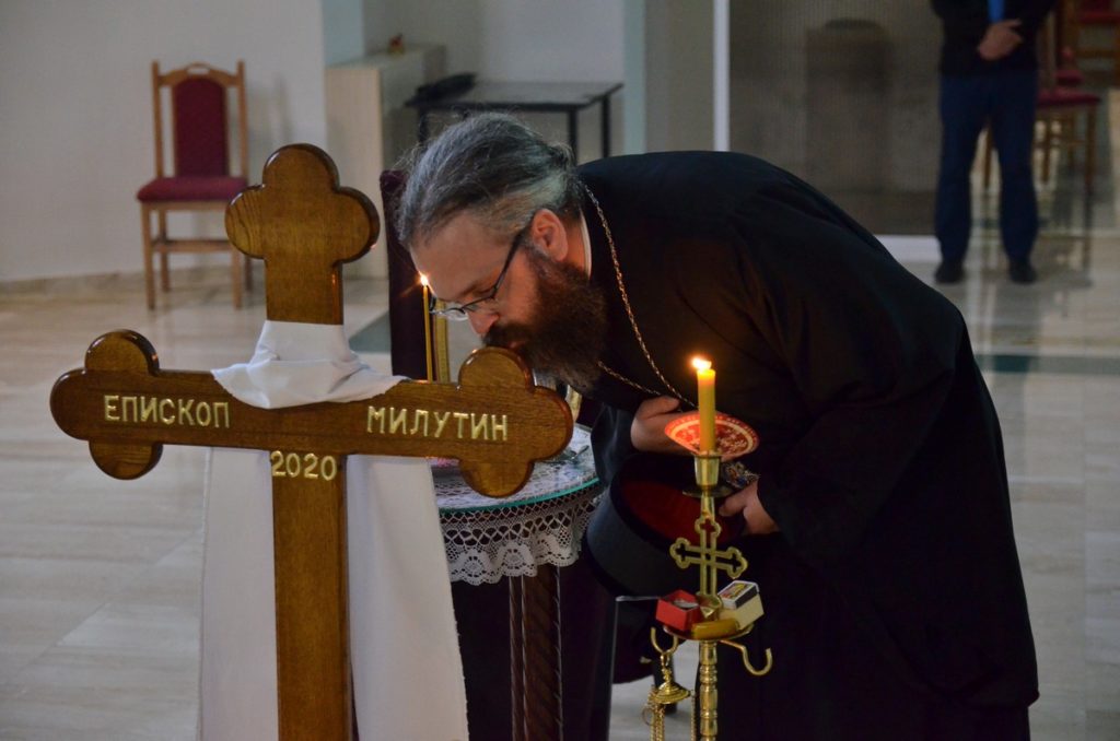 Владика Силуан први пут на поклоњењу гробу владике Милутина