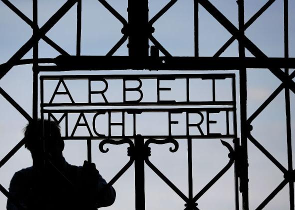 Η λειτουργία της Ανάστασης στο Νταχάου το 1945