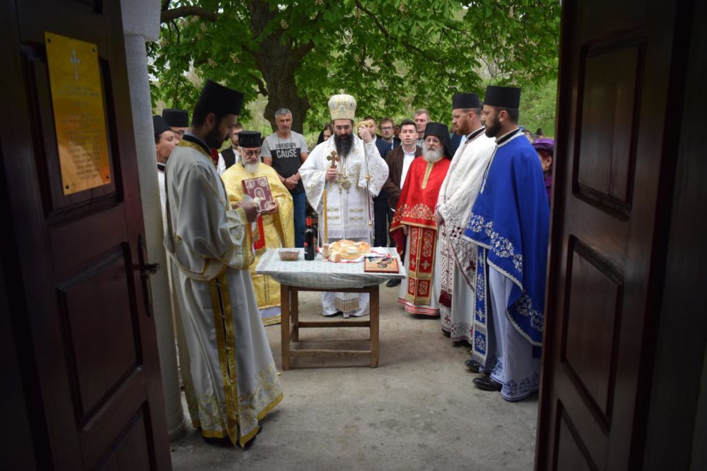 Владика Арсеније богослужио у Нишевцу