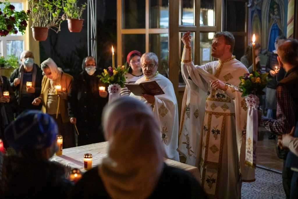 A Resurrection service for the deaf: They accept their condition and sip with their eyes the priest’s signs