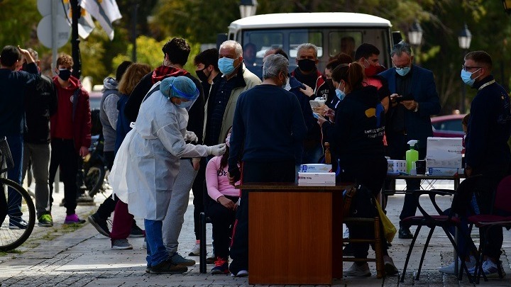 Κορωνοϊός: 3.197 νέα κρούσματα, 52 θάνατοι, 732 οι διασωληνωμένοι