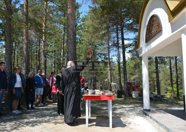 Нов храм, посветен на Св. Георги, бе осветен вчера в местност край симитлийските села Мечкул и Сенокос