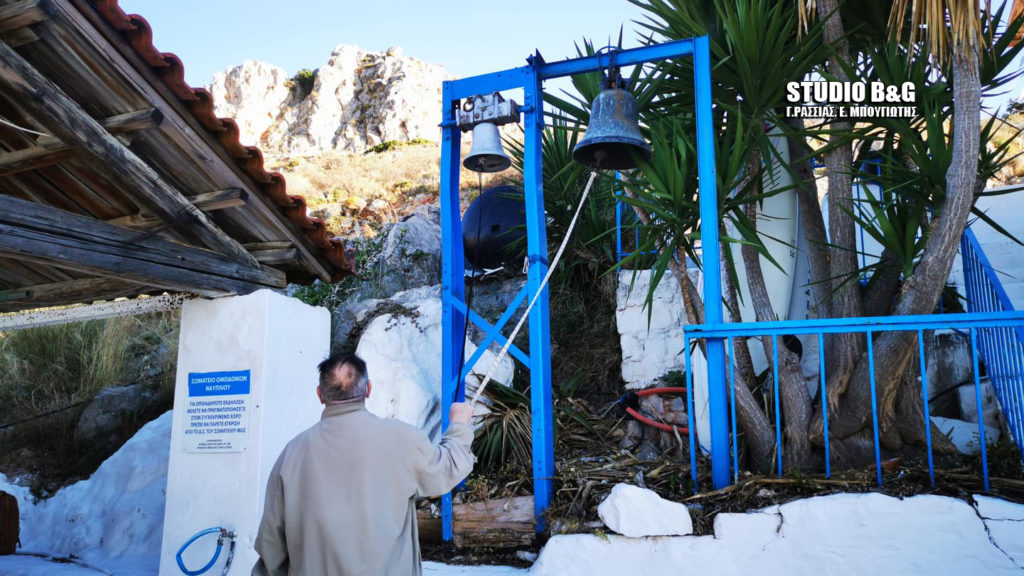 Χαρμόσυνη καμπάνα για τους Αγίους Κωνσταντίνο και Ελένη