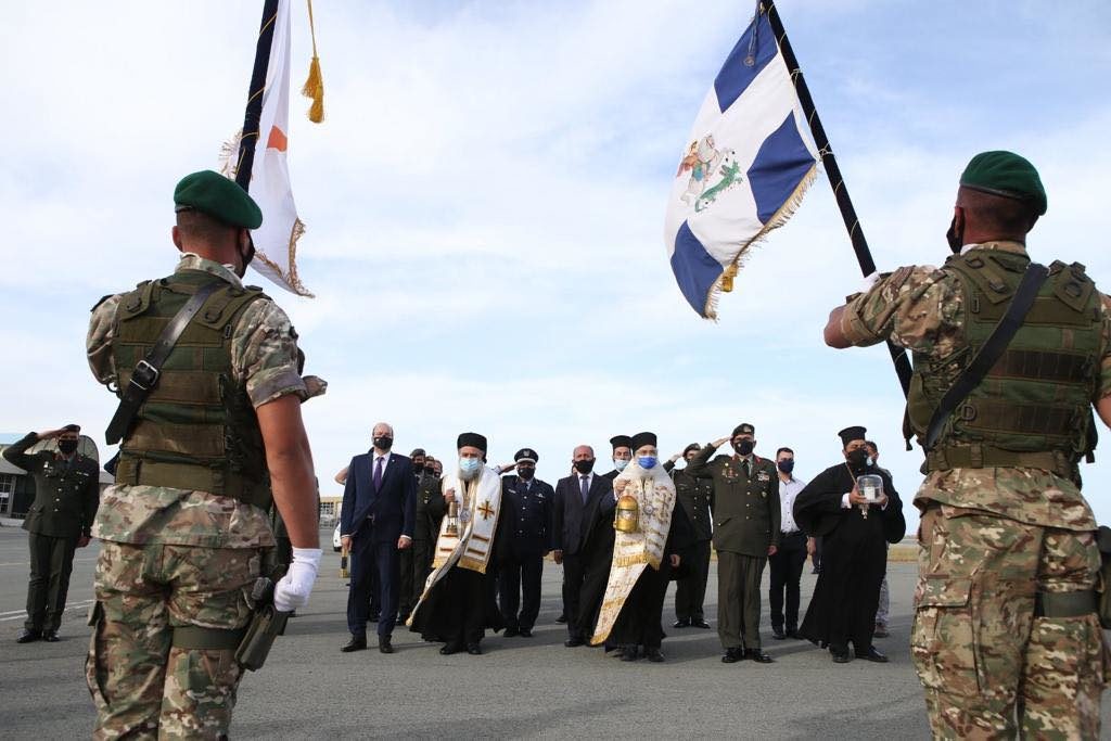 ΚΥΠΡΟΣ: Με τιμή και κατάνυξη υποδέχθηκαν το Άγιο Φως