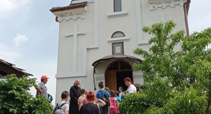 Учениците от ЧНУ „Св. Седмочисленици“ – Ловеч посетиха Гложенския манастир и пещерата Съева дупка