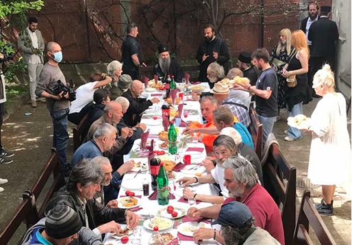 Патријарх Порфирије са бескућницима и болесним малишанима