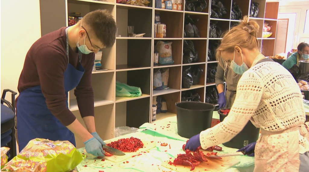 Доброволци помагат на стотици нуждаещи се в храм „Св. пророк Илия“ в столичния кв. „Дружба“