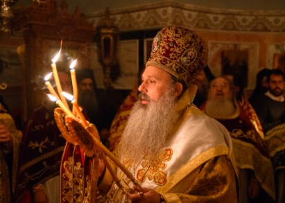 “Το Άγιο Φως που ανέτειλε πλημμυρίζει ολόκληρη την κτίση”