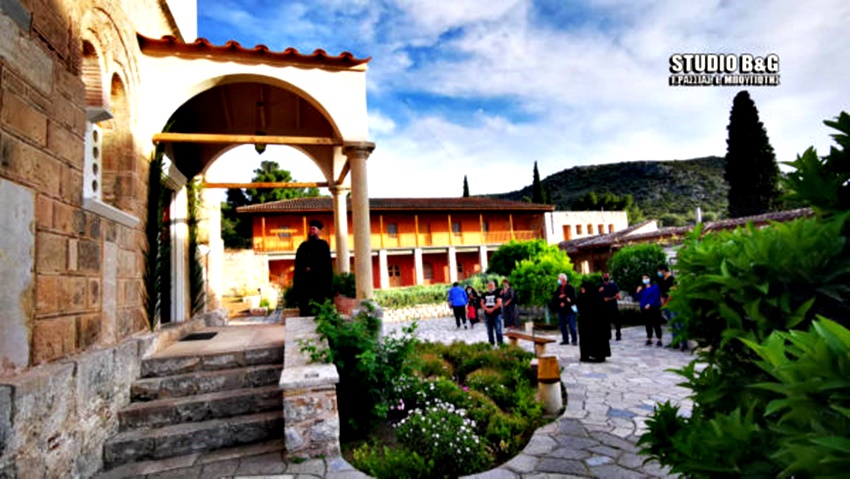 Η περιφορά της θαυματουργής Ζωοδόχου Πηγής στο Βυζαντινό μοναστήρι