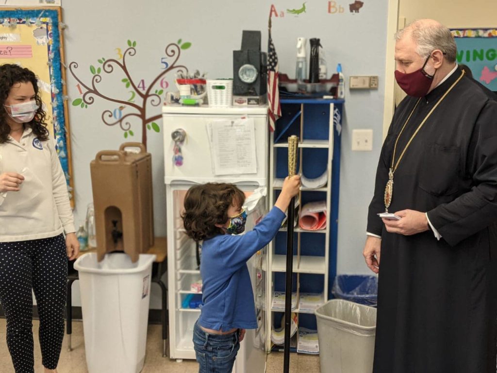 Η ΦΩΤΟΓΡΑΦΙΑ ΤΗΣ ΗΜΕΡΑΣ: “Ένας μικρός Αρχιεπίσκοπος”