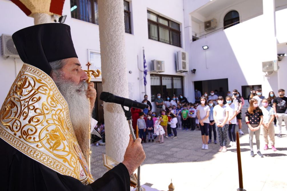 H πρώτη ημέρα επιστροφής των μαθητών στα θρανία (ΒΙΝΤΕΟ)