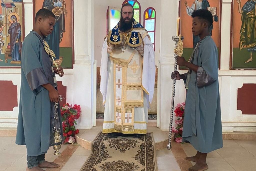 Γέροι παπάδες φέρουν στην παλάμη τους το σύμπαν ολάκερο