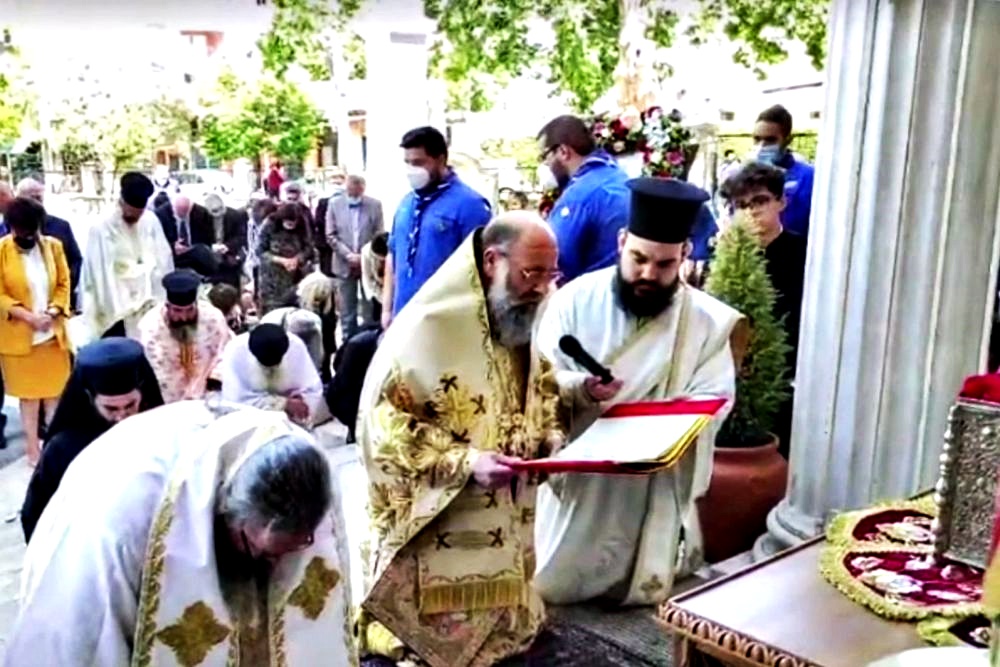 Γονατιστοί στον Άγιο Σεραφείμ για την αποφυγή του κακού