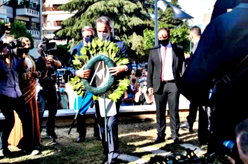 Στεφάνι στην προτομή του Αρχιεπισκόπου Αθηνών Χρύσανθου