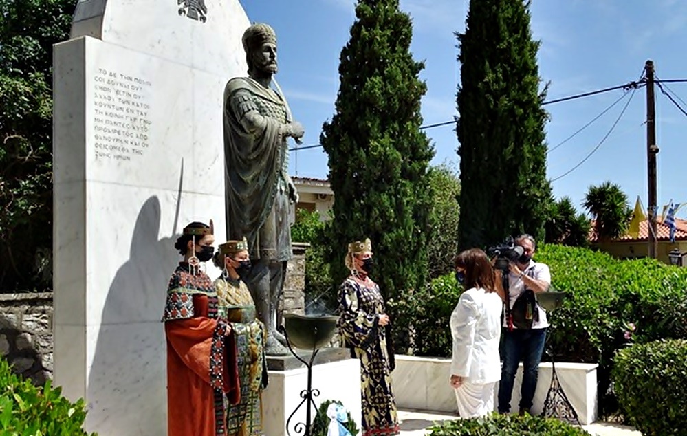 Σεβασμός και προσοχή ενώπιον του τελευταίου Αυτοκράτορα
