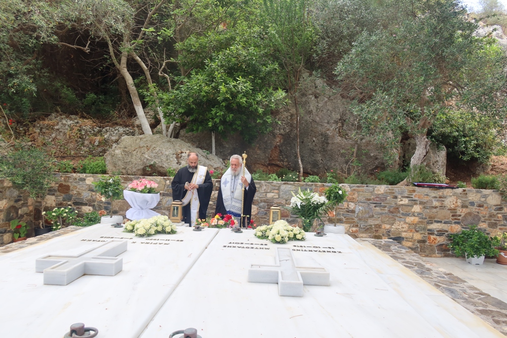 Ο Σύρου Δωρόθεος στον τάφο του Κωνσταντίνου Μητσοτάκη