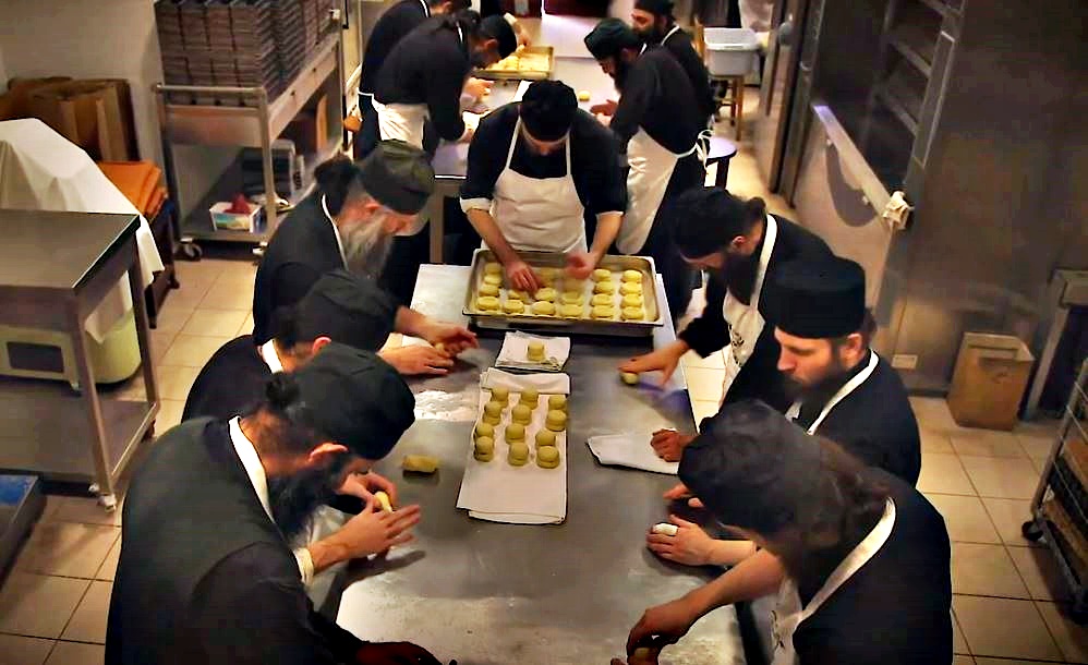 Αγιορείτες μοναχοί σε καθημερινά διακονήματα (ΒΙΝΤΕΟ)