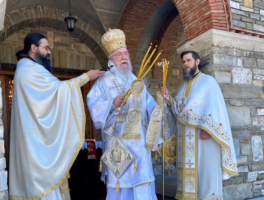 Στα πρόπυλα τελέστηκε η Θεία Λειτουργία στον Άγιο Νεκτάριο Ελευθερούπολης